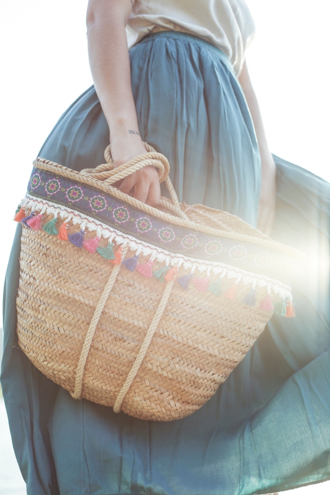 canasto cesta cesto capazo artesania española hecho a mano cosido a mano adornos cenefa borlones colores borlas