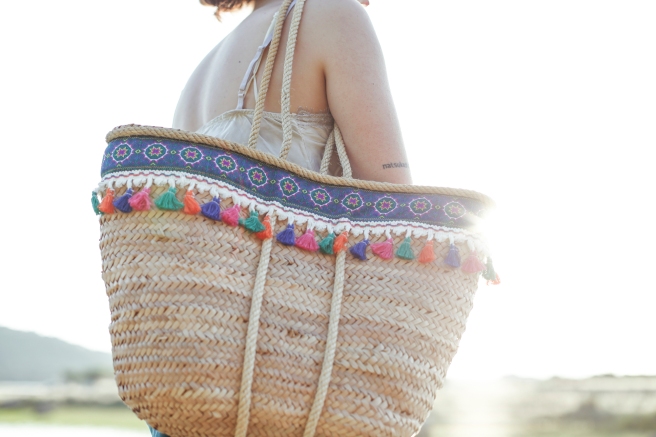 canasto cesta cesto capazo artesania española hecho a mano cosido a mano adornos cenefa borlones colores